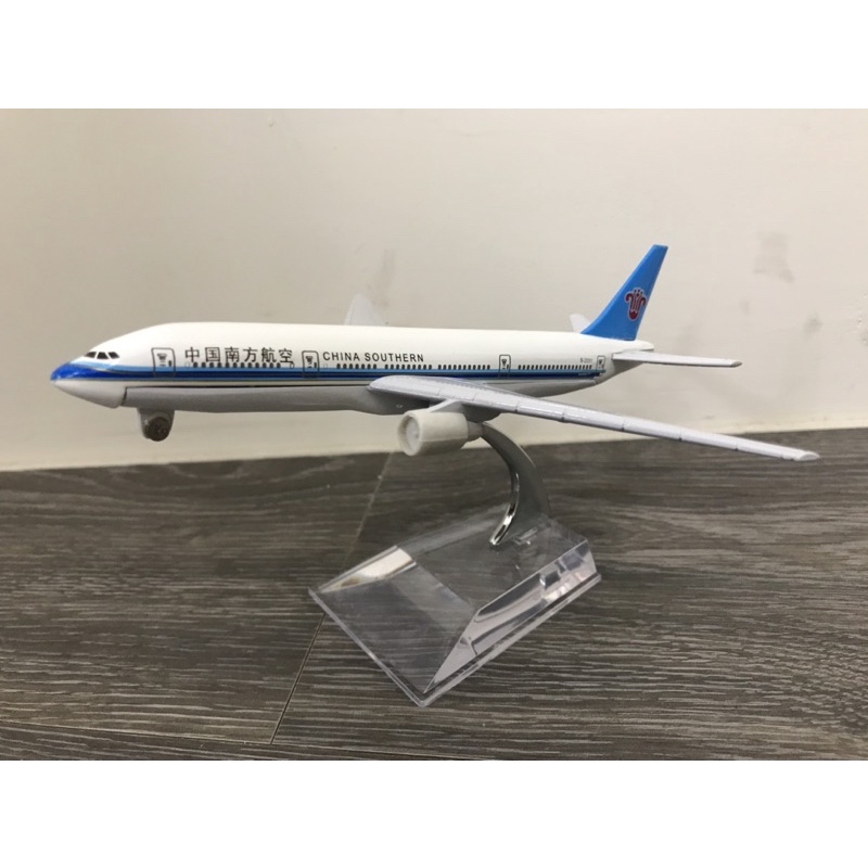 現貨中國南方航空777-300 1:500 16CM合金飛機模型底座有機輪含塑膠展示