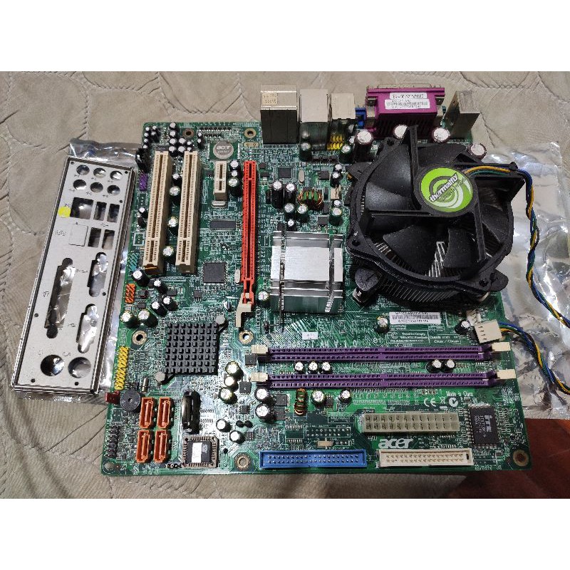 ACER 946GZT-AM V:1.0 + Intel Core 2 CPU 4300 @ 1,80GHz + 2GB DDR2 + Ventirad EUR 37,50 - FR