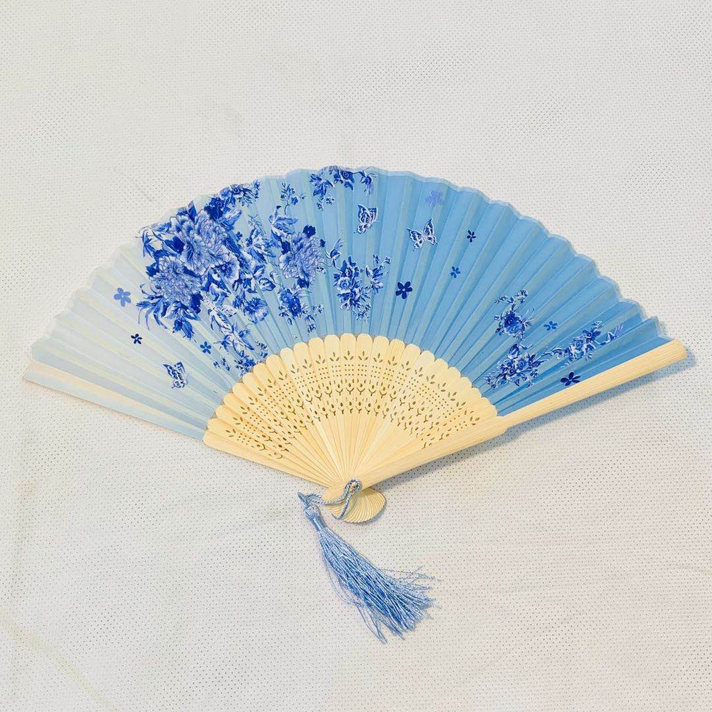 「摺扇、扇子」台灣現貨供應－#摺疊扇#撒扇#扇#木雕扇#絲綢扇#絹扇#扇子#古風摺扇#中國風#舞蹈扇#摺疊扇子#隨身攜帶 | 蝦皮購物