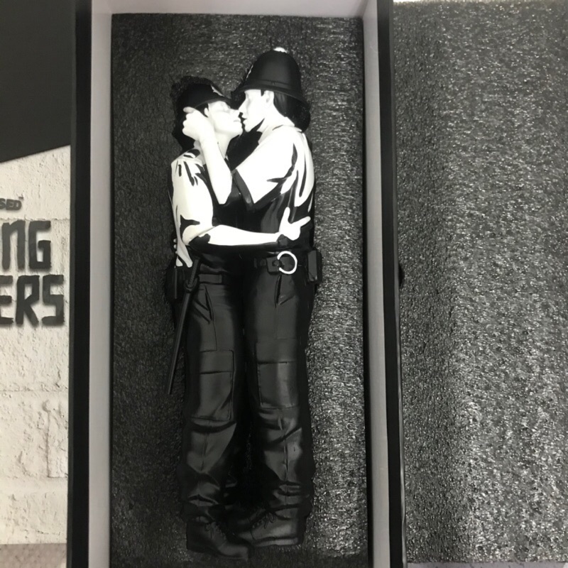 不留了肯定最低價現貨Mighty Jaxx Kissing Coppers by Banksy