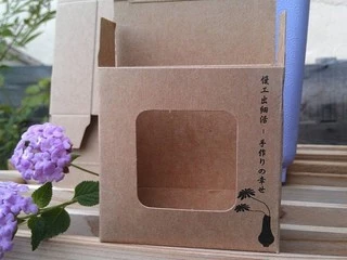E-1040牛皮盒(慢活-花手工皂盒7號-牛皮紙盒-牛皮盒-包裝盒-正方形紙盒 牛皮紙方形開窗空盒-背面有手工皂注意事項