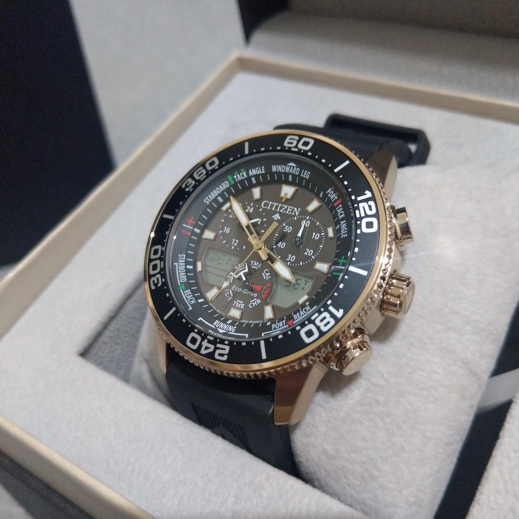CITIZEN PROMASTER 光動能黑金配色玫瑰金限量光動能雙顯腕錶(JR4063 