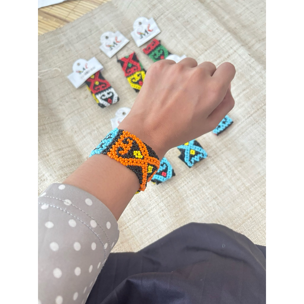 Kaltim Manika 一種典型的 Kalimantan Dayak 編織珠手鍊 | 蝦皮購物