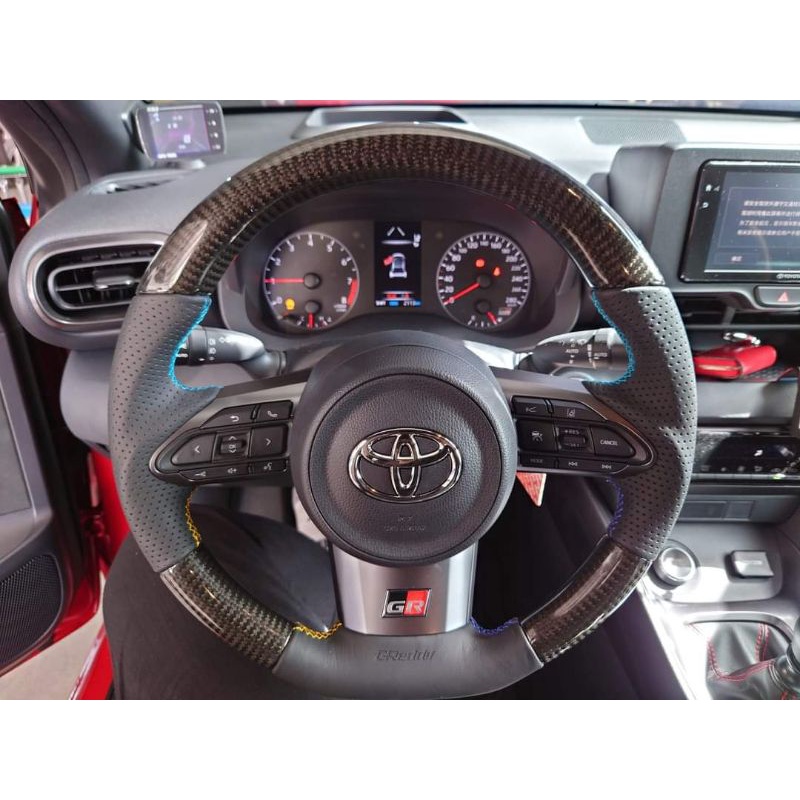 GR Yaris 用 TRUST GREDDY 卡夢方向盤 | 蝦皮購物