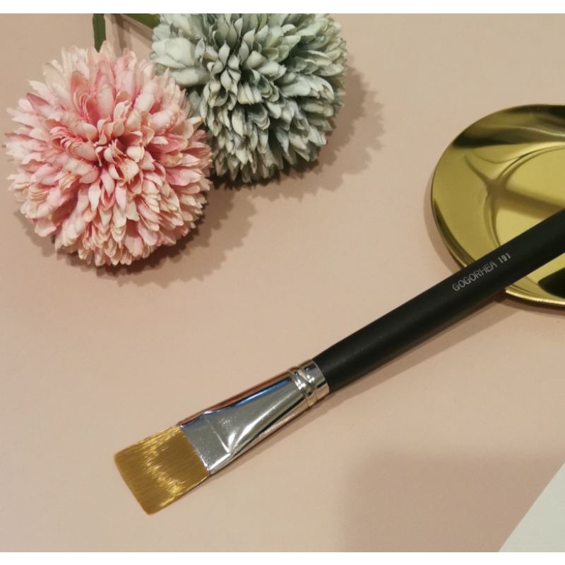 G206 FLAT CREASE BRUSH