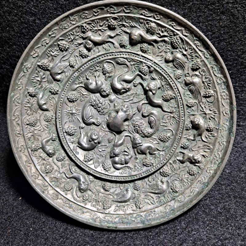 中國國寶之一，唐代銅鏡最具規模和名氣的海獸葡萄鏡，後度1.1公分，直徑11.2公分。第一模產品。