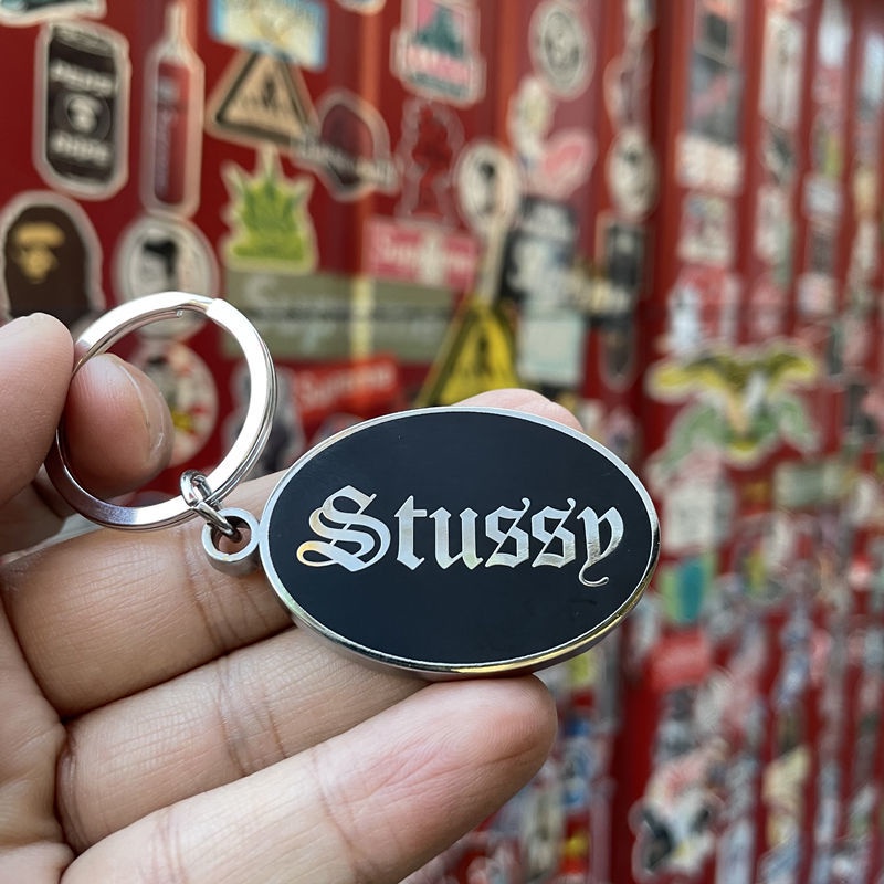 德丽思STUSSY O.E. BADGE KEYCHAIN鑰匙扣哥特字母金屬牌潮流配件 预售