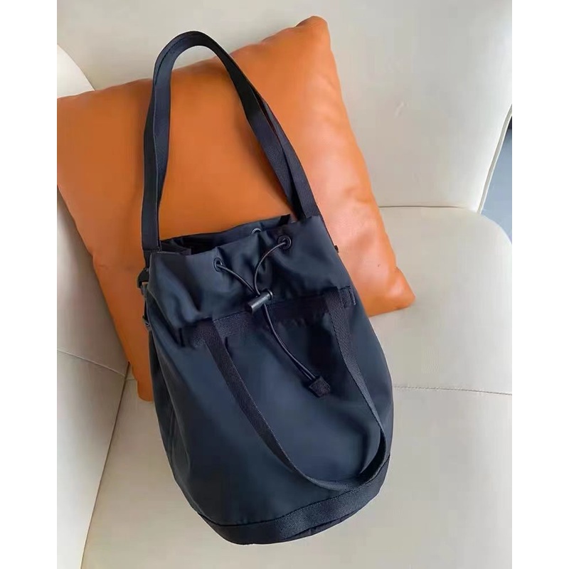 Tote bag uniqlo 水桶 包 斷貨預警 UNIQLO大容量 帆布神袋 將登場 男女通用高級感設計 6大內袋 抽繩一拉變水桶包