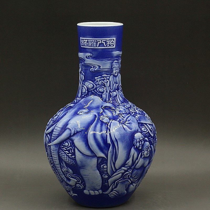 大清乾隆年制藍釉雕刻十八羅漢天球瓶古董古玩收藏仿古瓷中式擺件