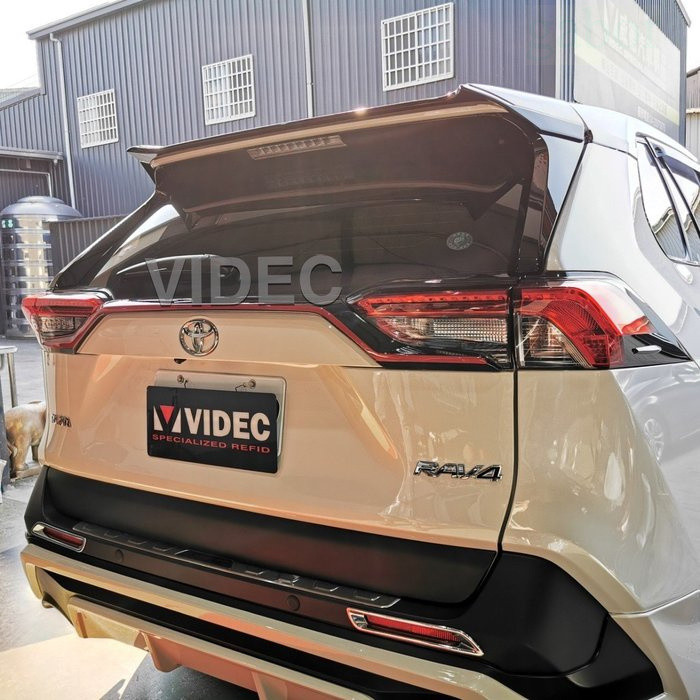 OK購物商城 TOYOTA 豐田 2019 5代 RAV4 RAV-4 專用 尾門上彎條 飾條 黑滾紅 | 蝦皮購物
