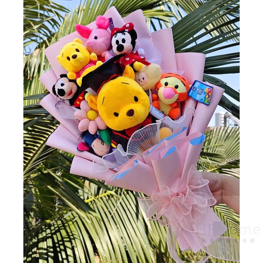 【新品玩偶花束】畢業公仔花束維尼熊跳跳虎飛天豬伊爾驢玩偶公仔花束同學畢業拍照畢業禮物 | 蝦皮購物