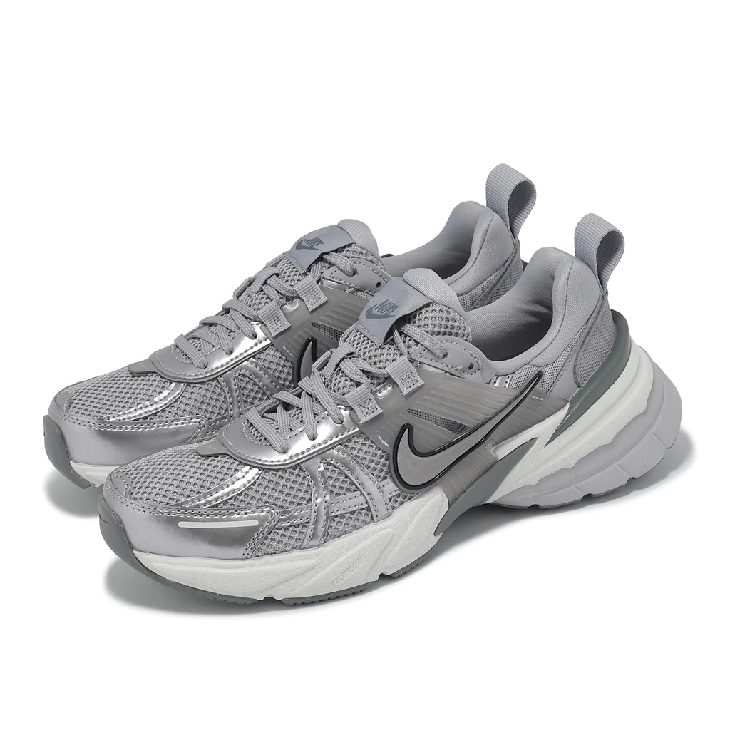 【2026 Y2K 神鞋推薦】千禧復古機能美學！Nike V2K Run “Cement Grey” (FD0736-008) 深度解析：完美平替 Vomero 5，女孩必入的增高灰紫復古老爹鞋！