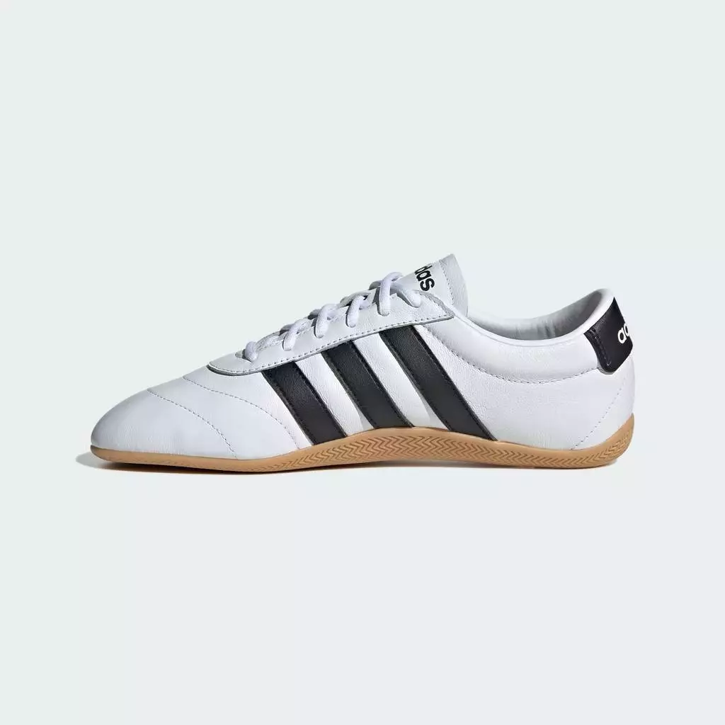 復古網球魂的優雅進化！adidas Grand Court Lo JQ9688 深度推薦：焦糖底與經典黑白的完美交響