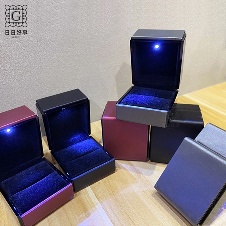LED簡約款發光戒指盒 發光首飾盒 求婚神器 求婚戒指盒 吊墜盒 戒指盒 吊飾收納 | 蝦皮購物