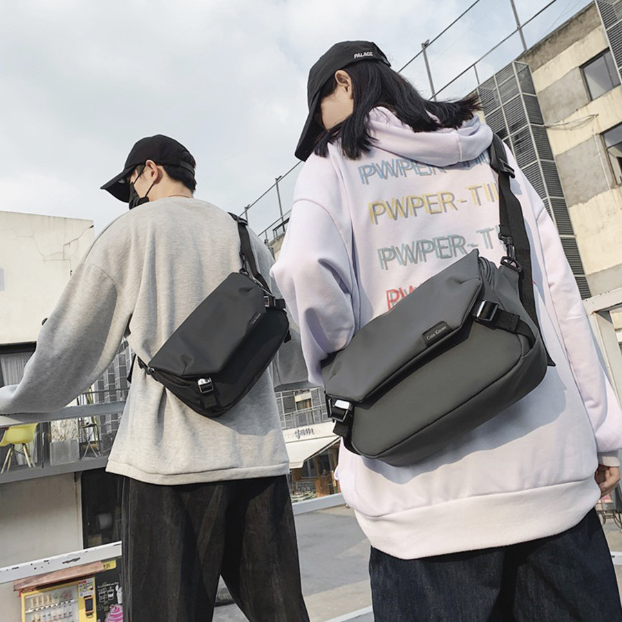 [免運]通勤休閒簡約郵差包日系工裝機能包 燈心絨 輕便包 側背包 隨身包【FUTURE】 | 蝦皮購物