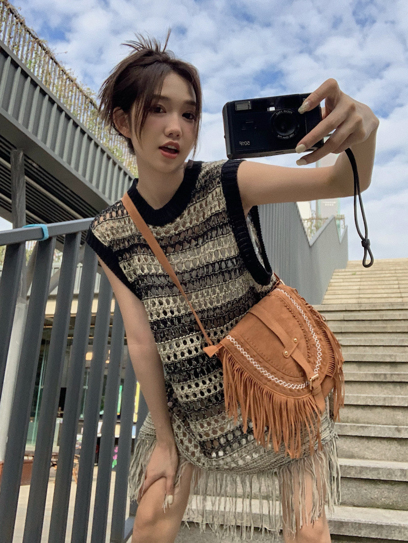 【梨卡】隔日到貨 女裝 上衣 服裝 薄款鏤空 防曬針織 寬鬆百搭 條紋鏤空流蘇邊 針織背心 JR0259【現貨24H】 | 蝦皮購物
