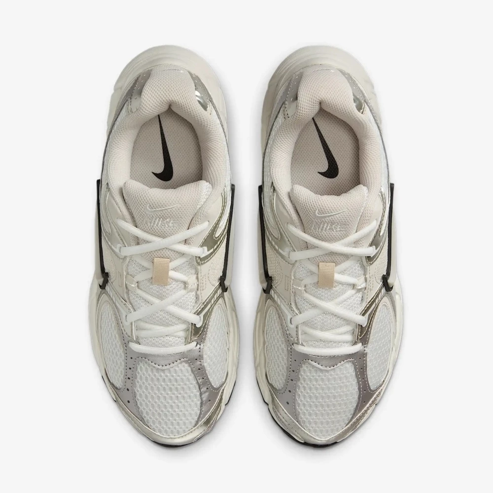 【深度評測】仙氣爆棚的奶油白銀！Nike Wmns V5 RNR (HQ7901-104) Y2K 復古慢跑鞋推薦，規格、優缺點、版型、平替競品全對決