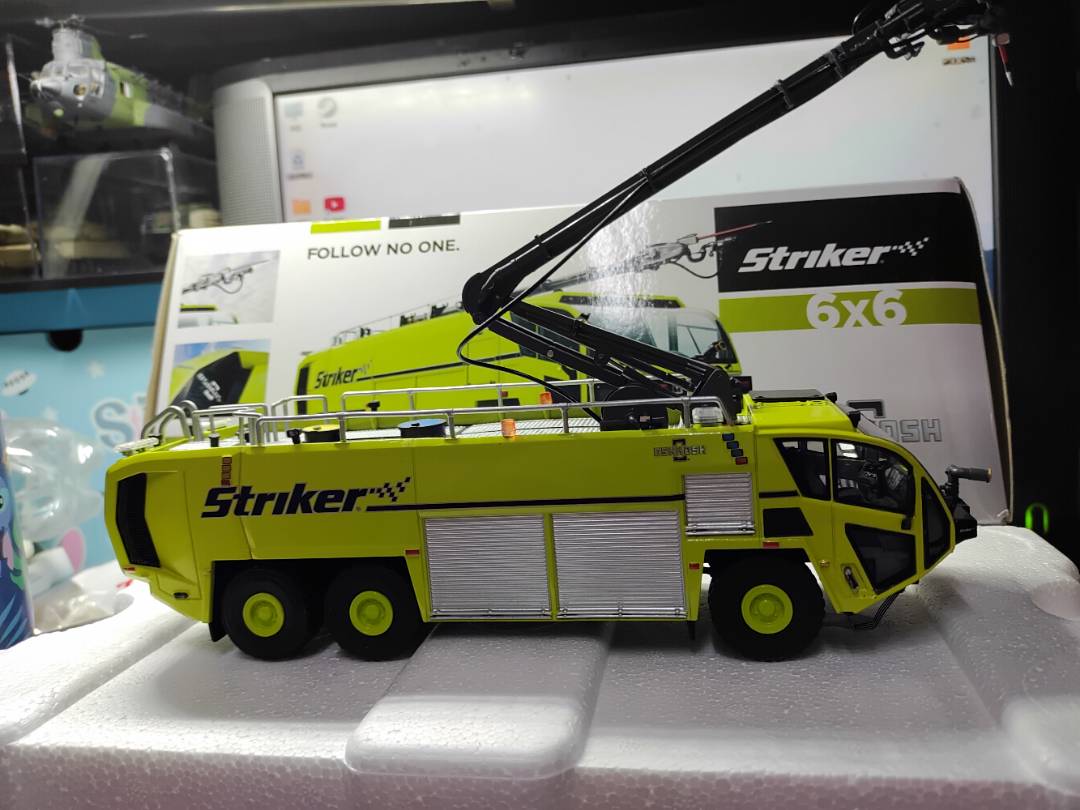 絶版ミニカー！TWH 製消防車OSHKOSH STRIKER 3000 1／50 - ミニカー