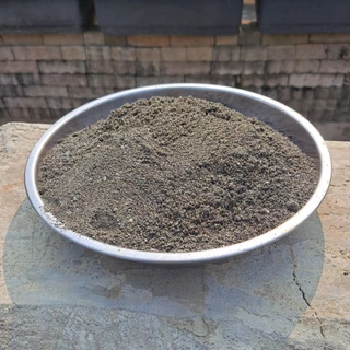 細沙。和土壤混合種植用很利排水，也可做為微量建築用沙，動物廁所用砂，細沙都由沙石場洗淨不含泥土。沙質乾淨可用於魚缸鋪底。