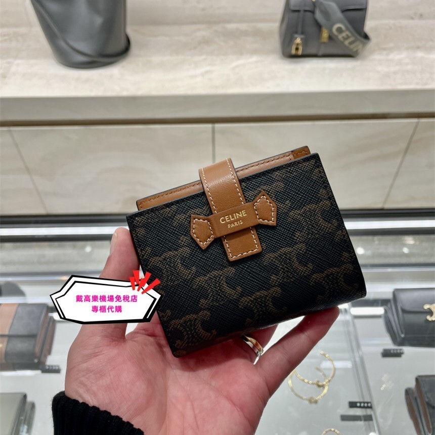 二手專櫃貨 巴黎機場免稅店 CELINE 賽琳短夾 10H262 TRIOMPHE STRAP 對折錢包 皮夾 錢夾 | 蝦皮購物