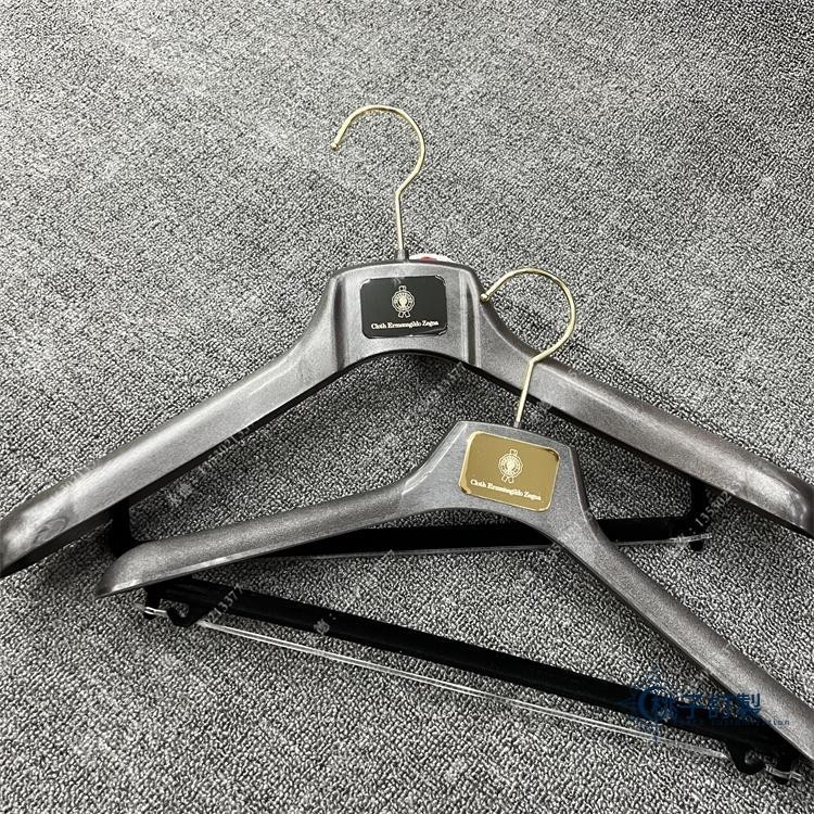 客製化 衣架訂製銘牌logo 西裝衣架 配套 男女款 塑膠 衣撐 寬肩無痕衣掛服裝店出差 | 蝦皮購物