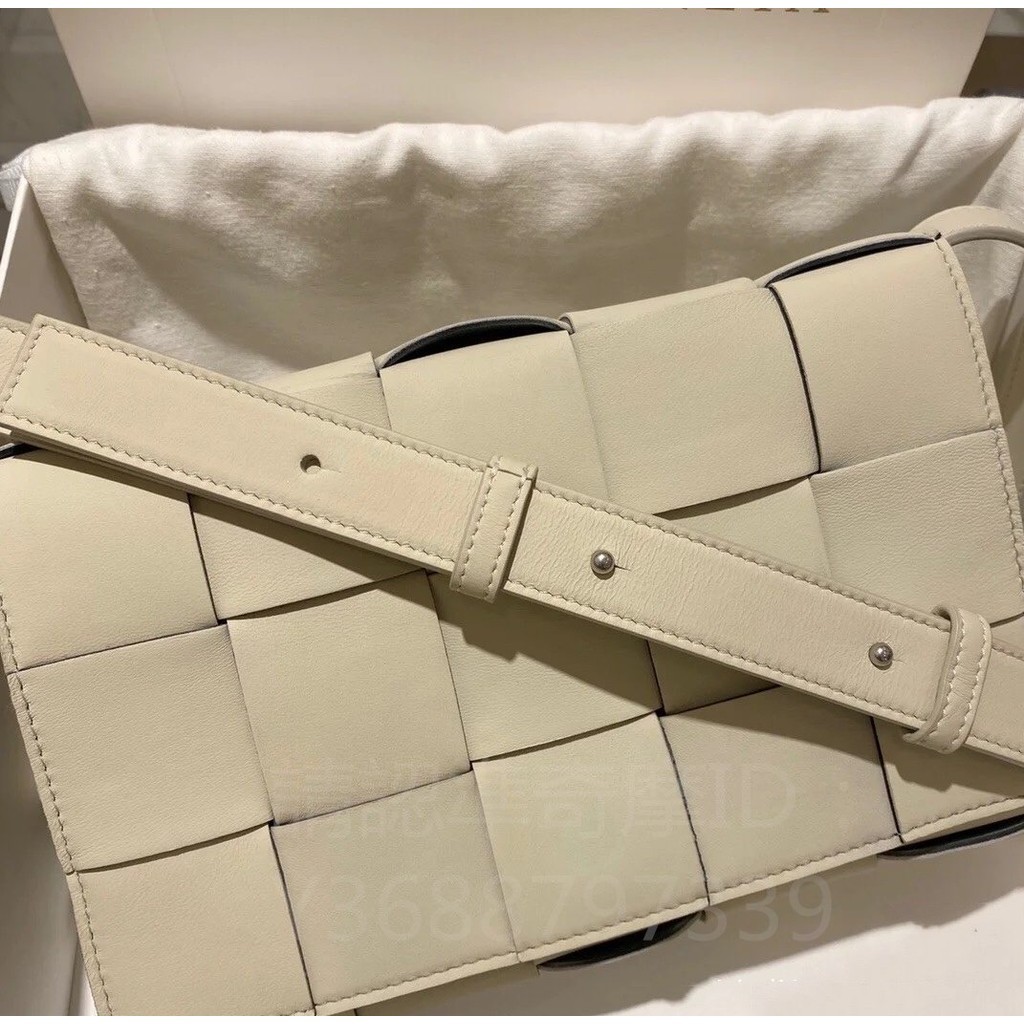 二手精品 BOTTEGA VENETA 寶緹嘉 BV CASSETTE 白色 小羊皮編織枕頭包 小方包 斜背包 | 蝦皮購物
