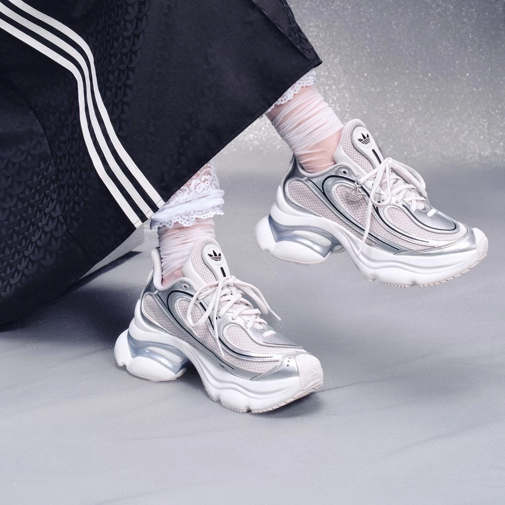 adidas OZVENUZ 女鞋評價:厚底銀白老爹鞋值不值得買?我的穿搭觀察與尺寸建議