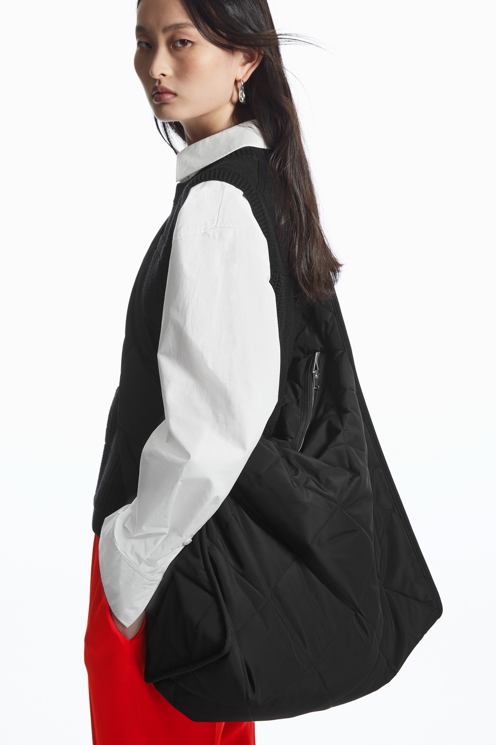 🇸🇪【COS】菱格包｜流浪包｜OVERSIZED｜绗缝包｜空氣包｜被子包｜雲朵包｜超大包｜購物袋｜斜背包｜菱格紋｜黑｜白 | 蝦皮購物