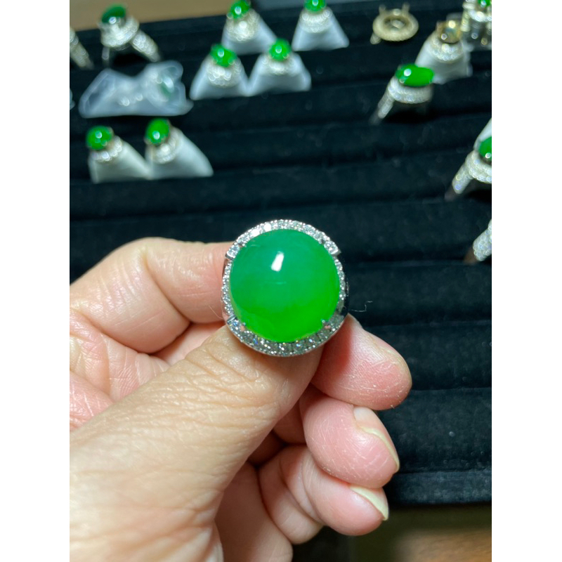 上豪翡翠】緬甸天然A貨冰種陽綠翡翠蛋面男鑽戒~絕美色澤~水頭~附