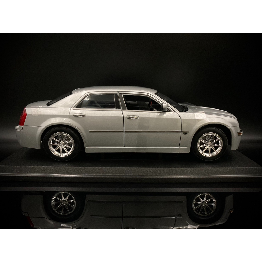 收藏模人】Maisto Chrysler 300C HEMI 2005 克萊斯勒小賓利1/18 1:18