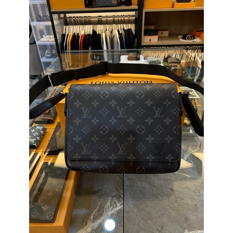 鹿晉歐美精品🦌 Louis Vuitton LV M46255 黑老花浮雕LV字側背包