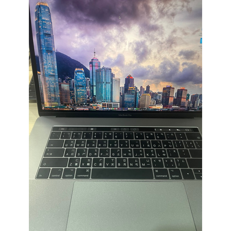 高雄2017年MacBook Pro 15吋i7 (2.8) 16G 251G 全新電池灰色太空灰蘋果