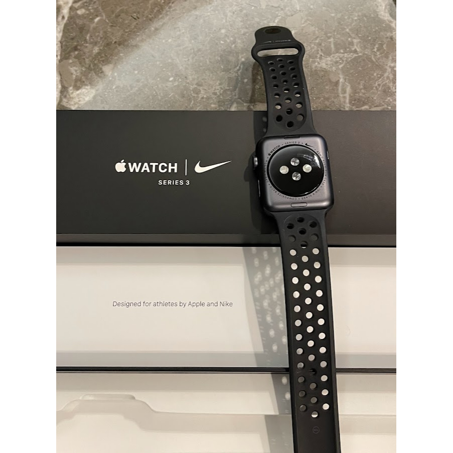 Apple Watch Series 3 42公釐太空灰色錶殼搭配黑色Nike黑色錶帶(GPS版