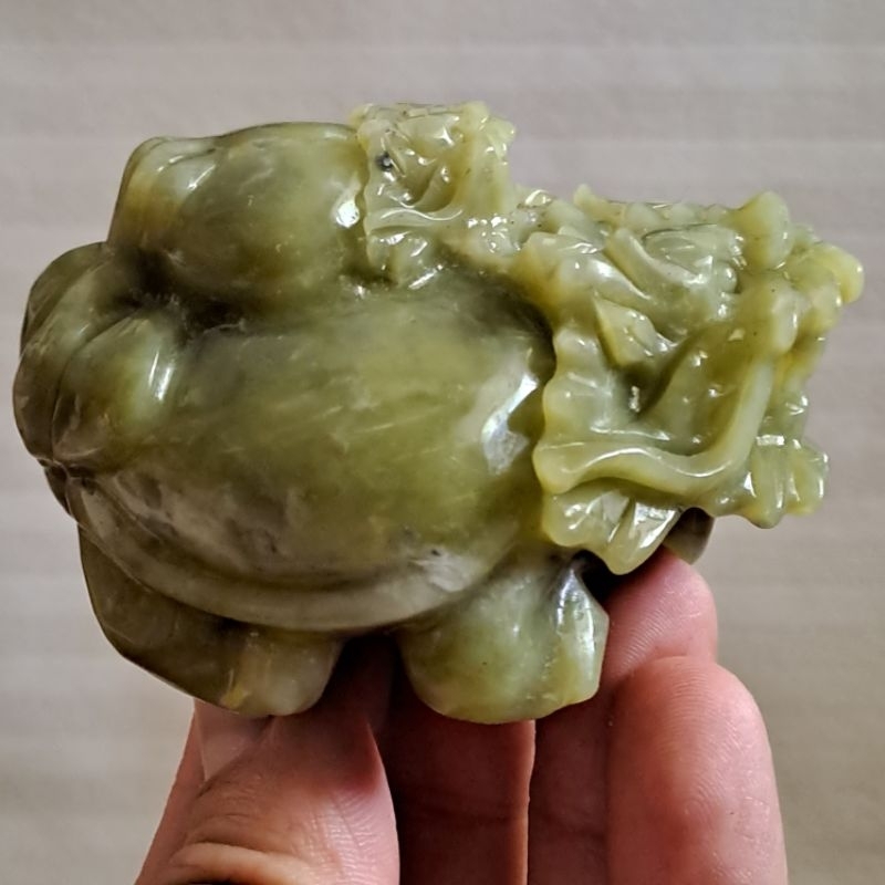 天然岫玉、岫玉龍龜雕件，子母龍龜，長7.8公分，雕工精細，可透光