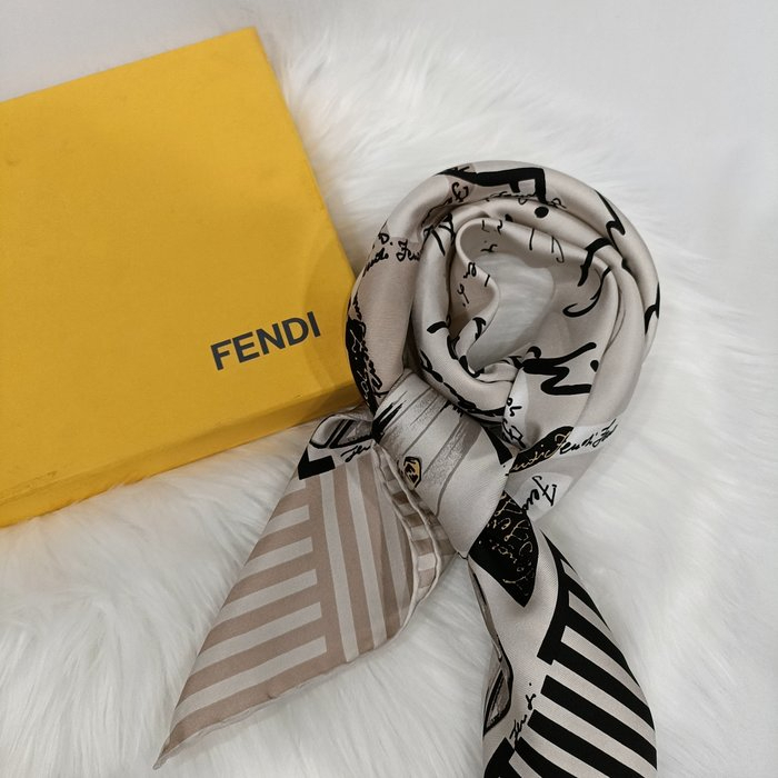 哈極品】美品《FENDI 芬迪白色90x90公分線條包包造型方巾/絲巾