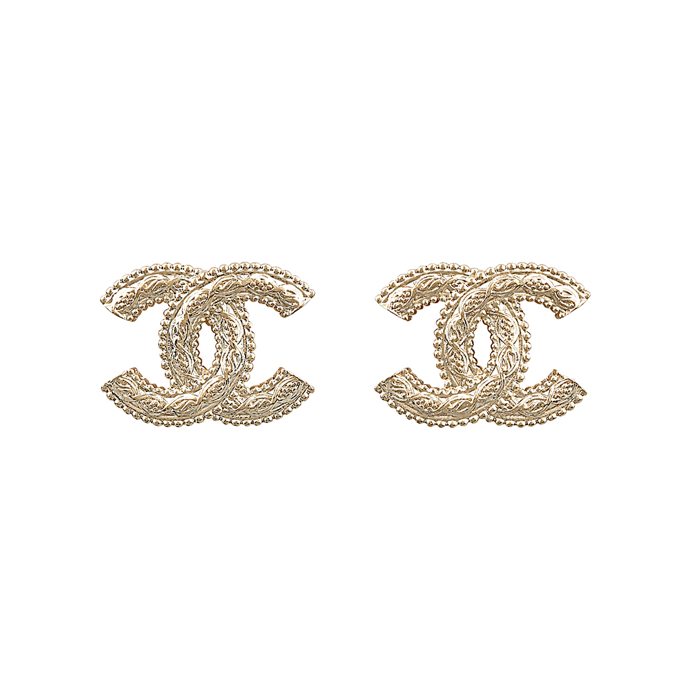 CHANEL雙C LOGO金屬浮雕刻紋設計穿式耳環(金) | 蝦皮購物