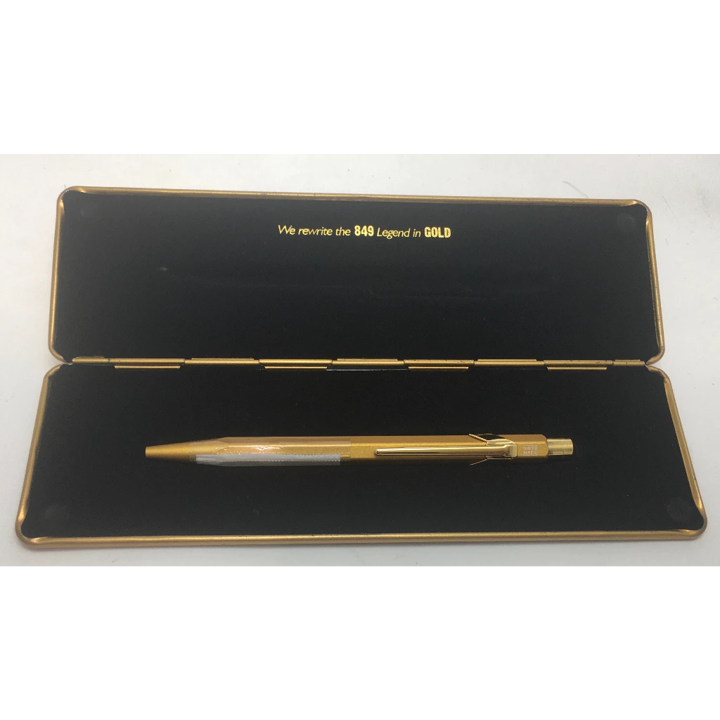 指尖上的瑞士金庫：卡達 Caran d'Ache 849 GoldBar 金屬禮盒原子筆深度推薦