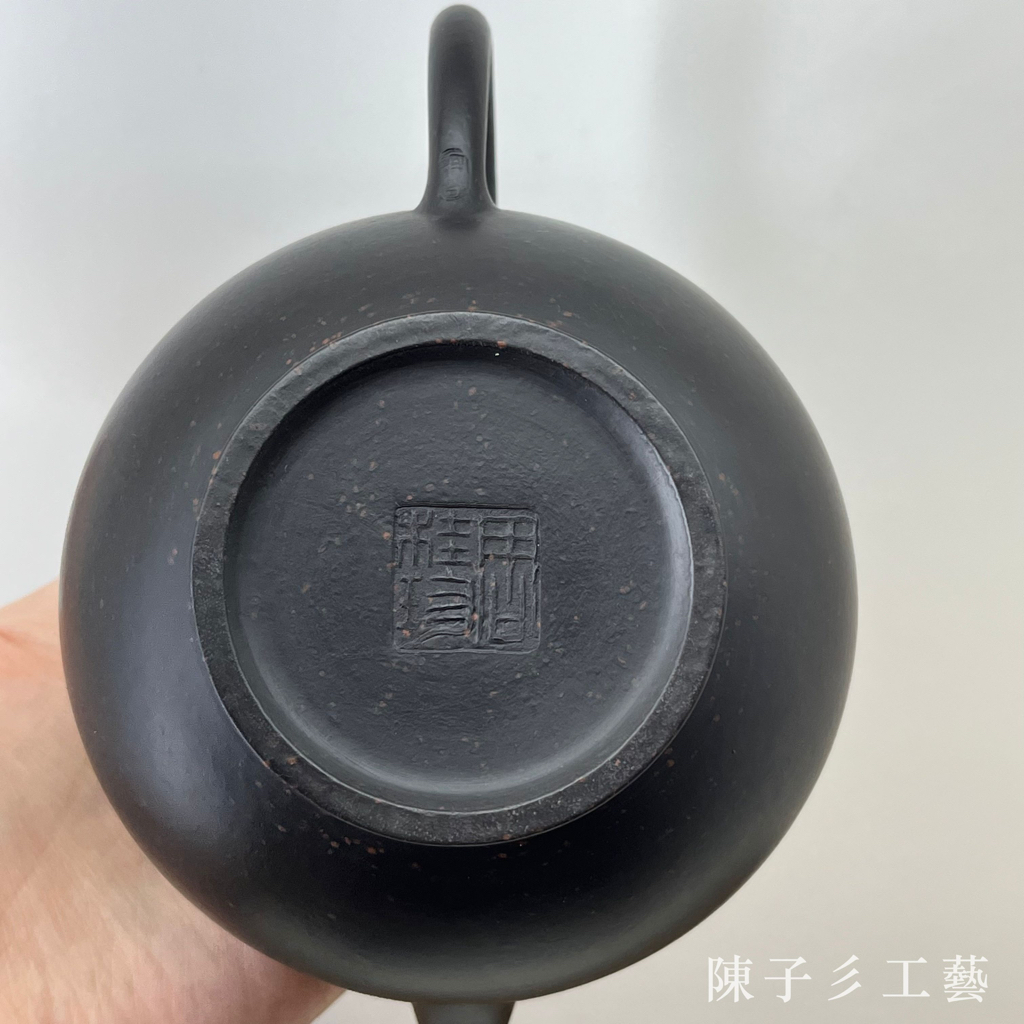陳子彡】A140 [周桂珍黑朱泥80年代紫砂壺茶壺7孔約350cc] 中國宜興紫砂