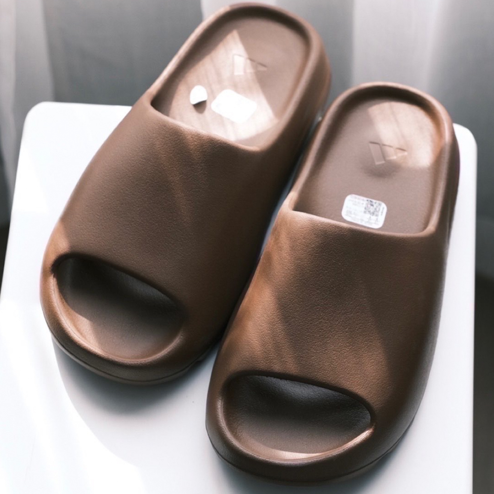 【Fashion SPLY】Adidas Yeezy SLIDE Flax 巧克力摩卡 拖鞋 FZ5896 295041