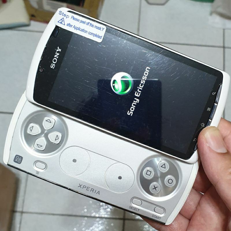 出清經典收藏 Sony Ericsson Xperia Play R800i 白色 外觀全新 滑蓋遊戲機 附原廠盒裝 蝦皮購物