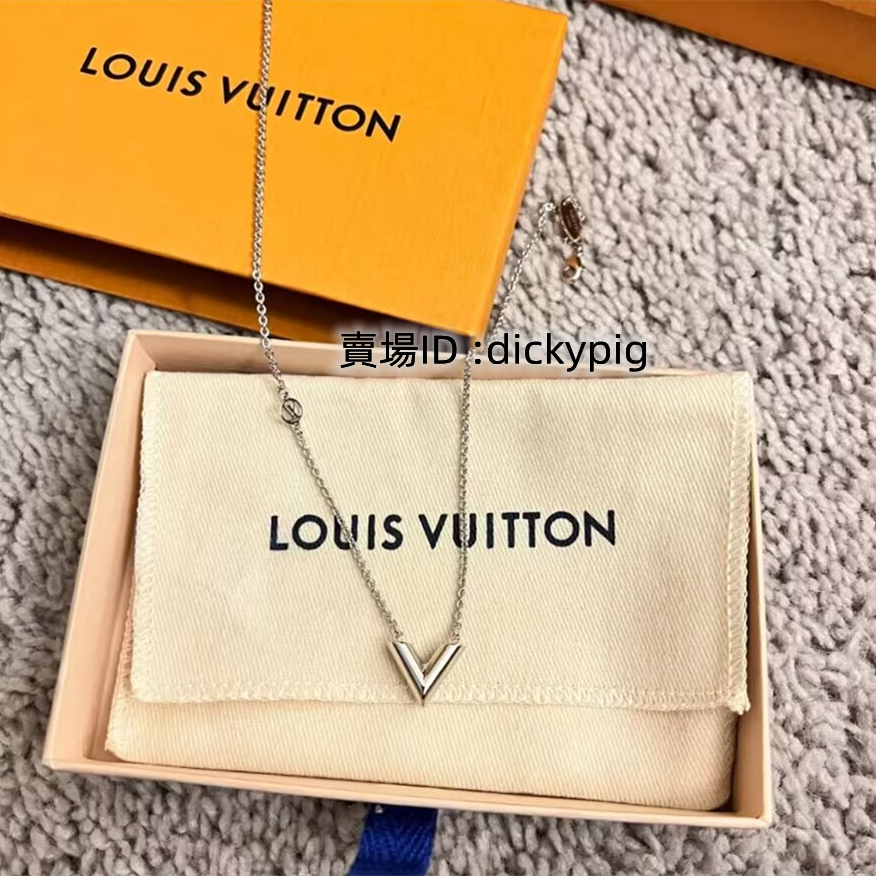 LOUIS VUITTON Essential V Supple Chain Necklace Silver Metal M63197 with  Box