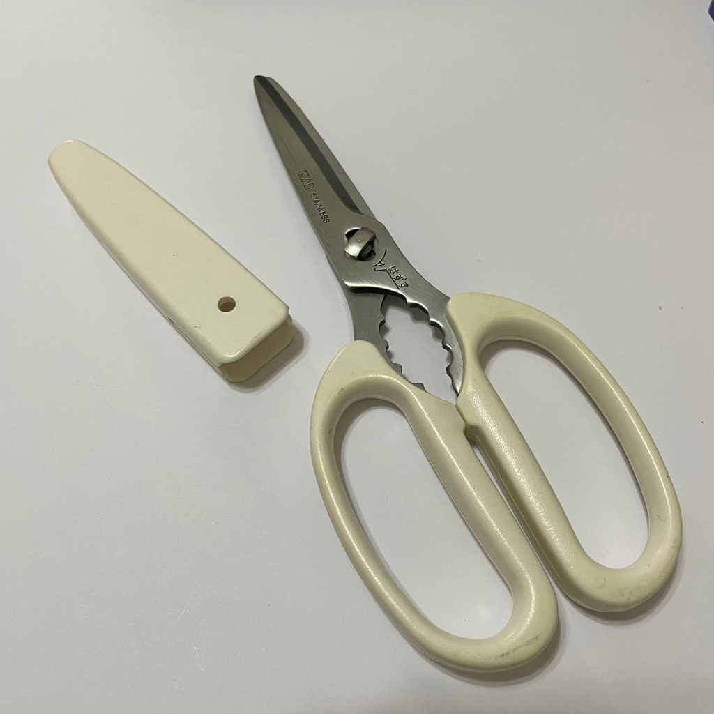 [沐沐屋] 日本貝印KAI 多功能 廚房剪刀附套 可拆卸 不鏽鋼製剪刀 | 蝦皮購物