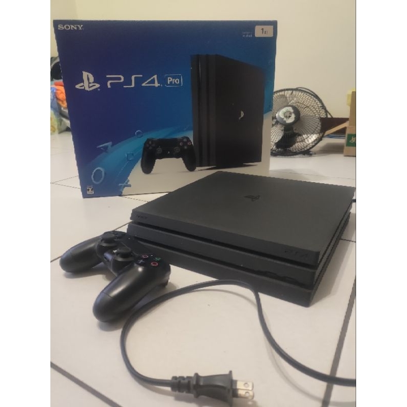 PlayStation4 Pro (CHU7000B)-