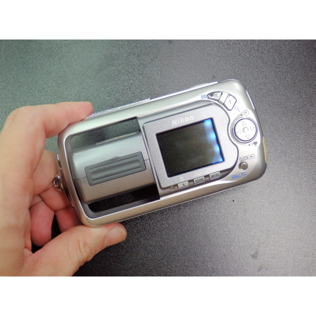 老數位相機>>NIKON COOLPIX 3500 (翻轉鏡頭/ CCD / 320萬畫素 老數位相機>>NIKON COOLPIX 3500 (翻轉鏡頭/ CCD / 320萬畫素