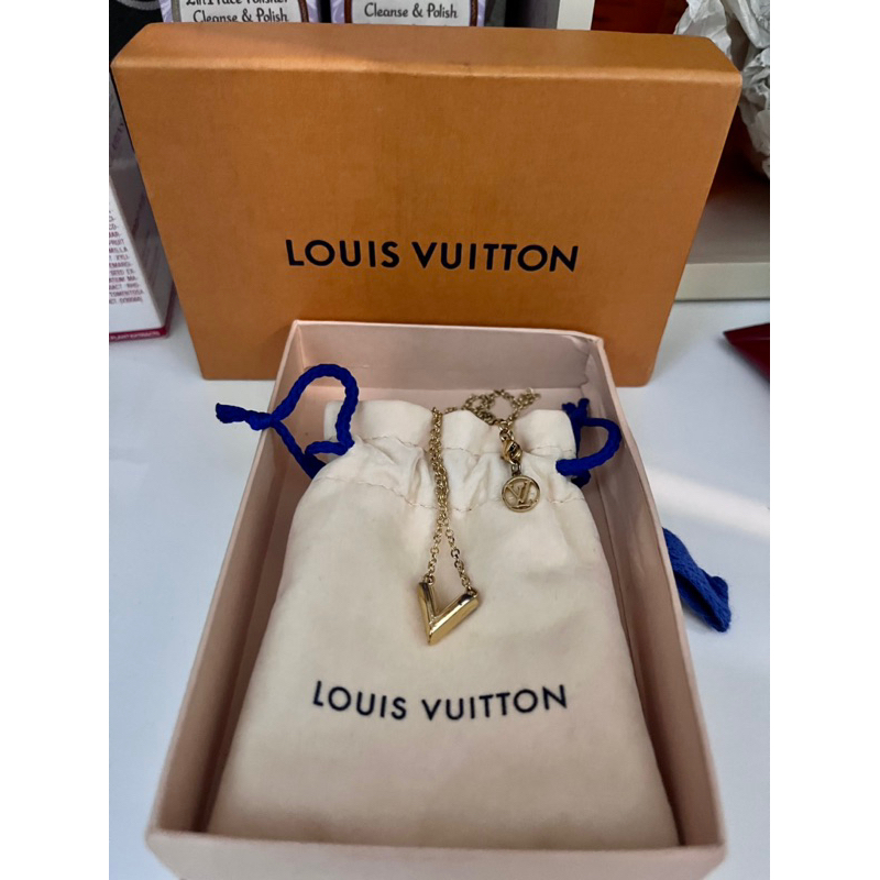 Louis Vuitton Necklace Women M61083 Essential V Gold LV Logo W/Box, Storage  Bag