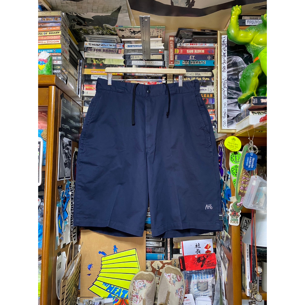 BROCHURE BIG CHINO SHORTS A.H-