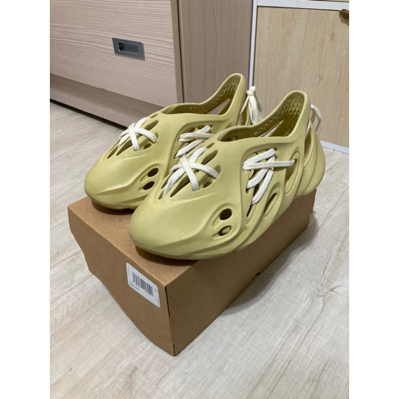 Yeezy] Foam Runner Sulfur 洞洞鞋Kanye Adidas US9 UK9 | 蝦皮購物