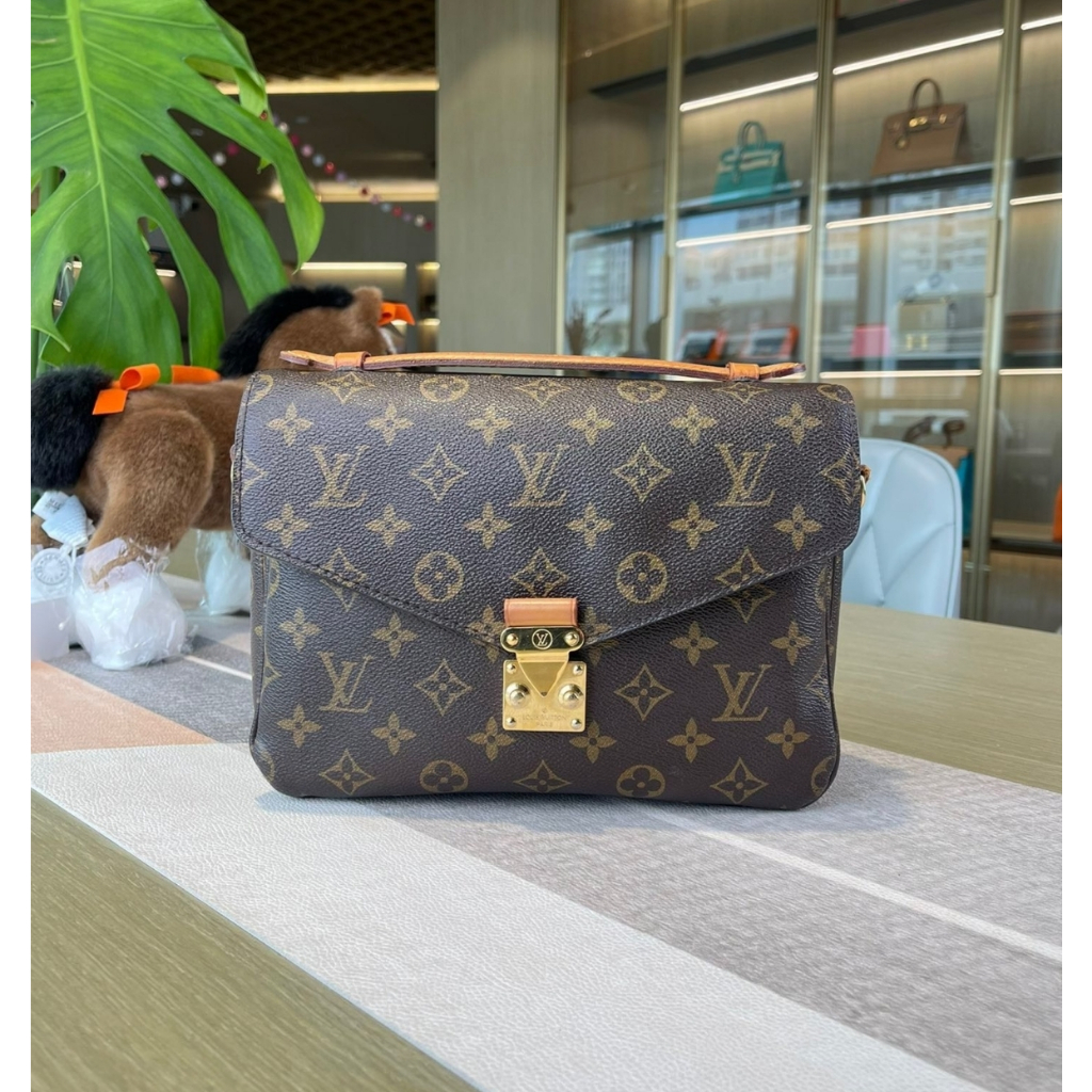 Authentic Louis Vuitton Pochette M41487 Black - Depop