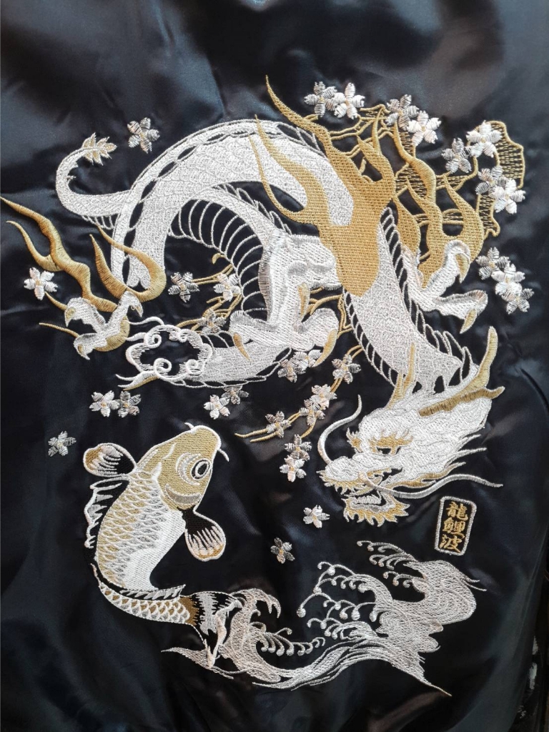 仙瑩】一心如鏡龍魚龍鯉魚龍鯉波刺繡橫須賀外套薄款日本進口正版深藍| 蝦皮購物