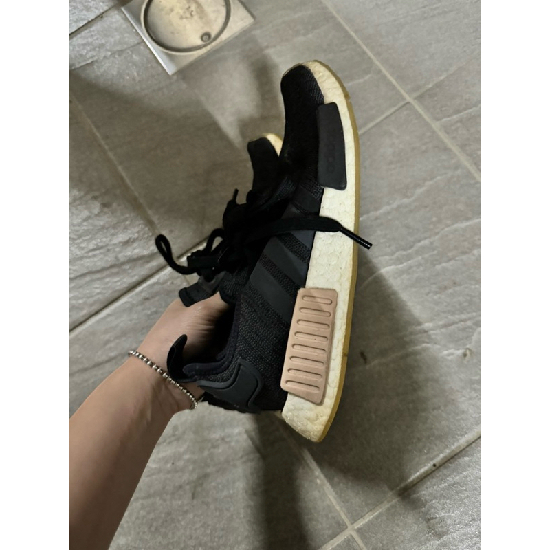 Adidas nmd r1 black hotsell gum sole